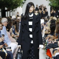 Michael Kors menampilkan koleksi busana yang terinspirasi dari gaya klasik orang Amerika di era 40-an. Fashion show untuk New York Fashion Week Spring 2020 digelar di Brooklyn Navy Yard, Manhattan, New York. Rabu (11/09/2019). Photo by JP Yim/Getty Images.