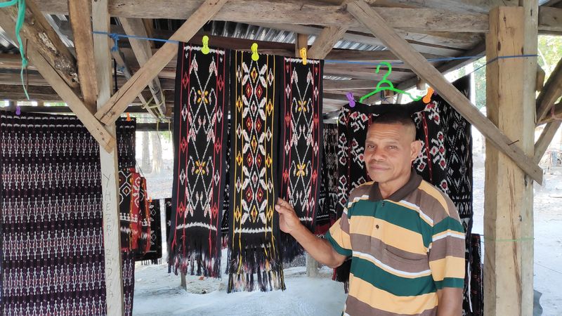 Perajin tenun di Rote Ndao