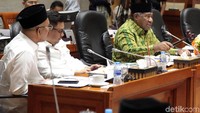 Rapat kerja tersebut dipimpin oleh Ketua Komisi VIII Ali Taher Parasong dan didampingi oleh para wakilnya.