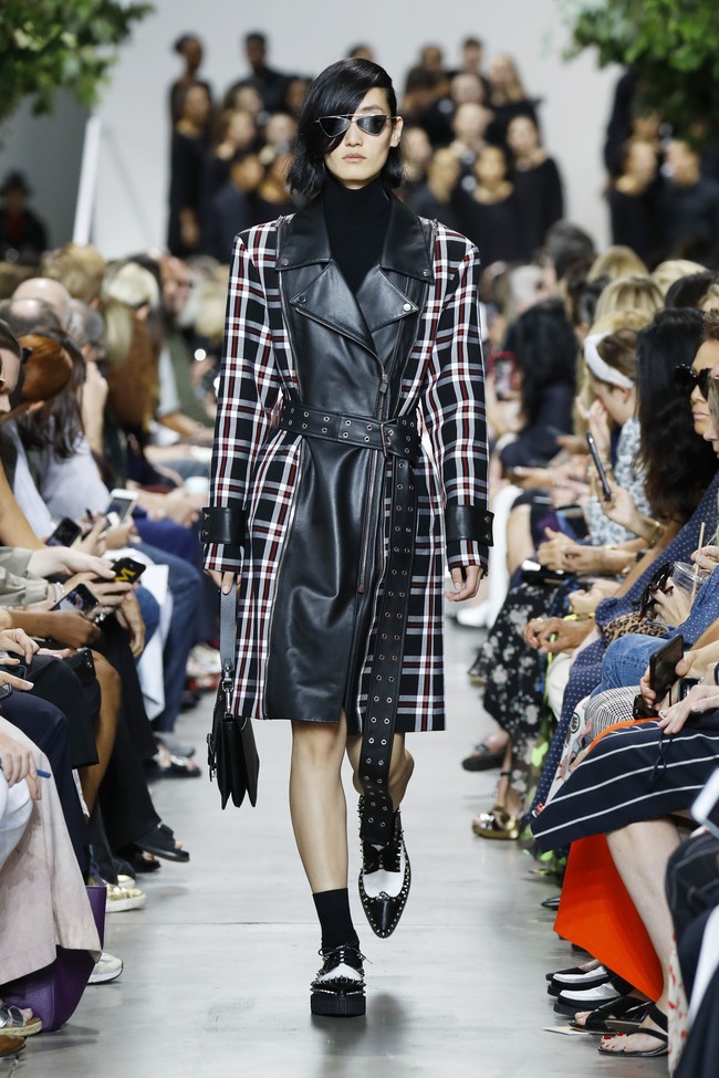Michael Kors menampilkan koleksi busana yang terinspirasi dari gaya klasik orang Amerika di era 40-an. Fashion show untuk New York Fashion Week Spring 2020 digelar di Brooklyn Navy Yard, Manhattan, New York. Rabu (11/09/2019). Photo by JP Yim/Getty Images.