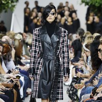 Michael Kors menampilkan koleksi busana yang terinspirasi dari gaya klasik orang Amerika di era 40-an. Fashion show untuk New York Fashion Week Spring 2020 digelar di Brooklyn Navy Yard, Manhattan, New York. Rabu (11/09/2019). Photo by JP Yim/Getty Images.