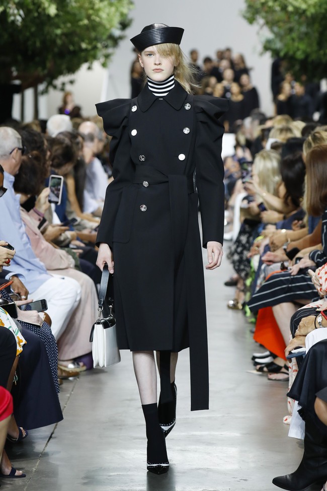 Michael Kors menampilkan koleksi busana yang terinspirasi dari gaya klasik orang Amerika di era 40-an. Fashion show untuk New York Fashion Week Spring 2020 digelar di Brooklyn Navy Yard, Manhattan, New York. Rabu (11/09/2019). Photo by JP Yim/Getty Images.