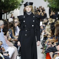 Michael Kors menampilkan koleksi busana yang terinspirasi dari gaya klasik orang Amerika di era 40-an. Fashion show untuk New York Fashion Week Spring 2020 digelar di Brooklyn Navy Yard, Manhattan, New York. Rabu (11/09/2019). Photo by JP Yim/Getty Images.