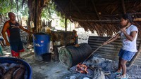 Sopi merupakan minuman tradisional beralkohol yang dapat ditemui di Pulau Rote, Nusa Tenggara Timur (NTT). Seorang pembuat sopi bernama Ardianus Adu, mengajak tim Tapal Batas detikcom untuk melihat proses pembuatan minuman tradisional tersebut.