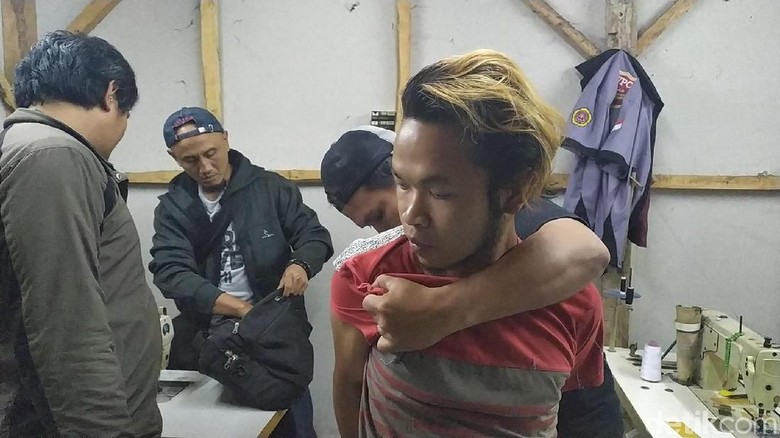 Tampang Pemuda yang Bunuh-Bakar Nenek di Garut Tampang Pemuda yang Bunuh-Bakar Nenek di Garut