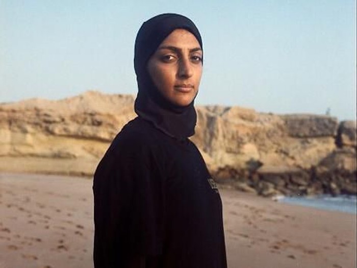 Shahla Yasini peselancar wanita berhijab pertama di Iran. Foto: Instagram Shahla Yasini peselancar wanita berhijab pertama di Iran. Foto: Instagram
