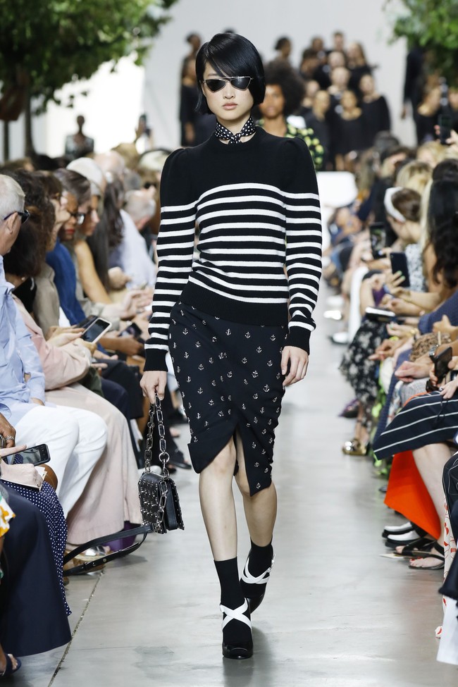 Michael Kors menampilkan koleksi busana yang terinspirasi dari gaya klasik orang Amerika di era 40-an. Fashion show untuk New York Fashion Week Spring 2020 digelar di Brooklyn Navy Yard, Manhattan, New York. Rabu (11/09/2019). Photo by JP Yim/Getty Images.