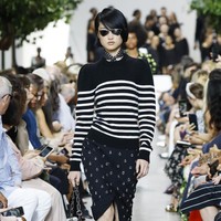 Michael Kors menampilkan koleksi busana yang terinspirasi dari gaya klasik orang Amerika di era 40-an. Fashion show untuk New York Fashion Week Spring 2020 digelar di Brooklyn Navy Yard, Manhattan, New York. Rabu (11/09/2019). Photo by JP Yim/Getty Images.