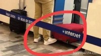 Waduh, main kaki untuk mengurangi bobot koper seperti kejadian ini baiknya sih jangan ditiru. Nanti gimana kalau pesawatnya kelebihan beban? (Foto: via Boredpanda.com)