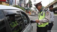 Tak sedikit pengendara yang mengatakan tak tahu bahwa ruas jalan yang dilaluinya merupakan ruas jalan yang masuk dalam perluasan ganjil genap.