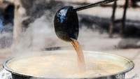 Wajan yang berisi air nira tersebut diaduk secara berkala hingga mendidih sebelum dipindahkan ke wajan yang lain.