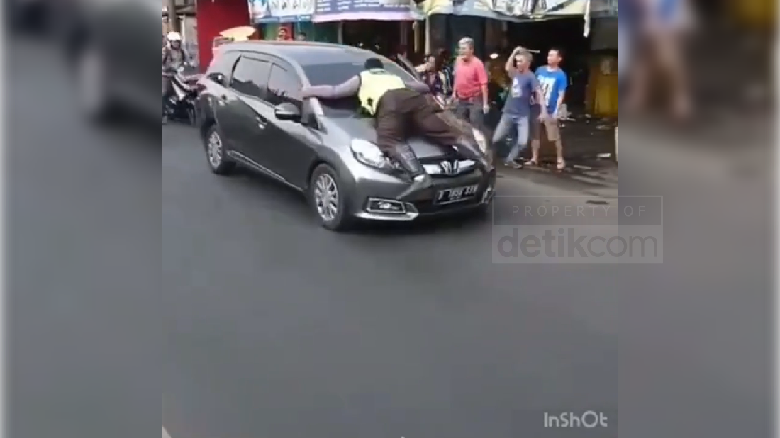 Cerita 2 Polisi Nemplok di Kap Mobil Saat Hendak Menilang Cerita 2 Polisi Nemplok di Kap Mobil Saat Hendak Menilang