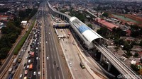 Suasana Proyek LRT di kawasan tol Jagorawi, Jakarta, Senin (16/9/2019).
