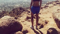 Hannah juga suka trekking dan jogging di perbukitan lho! (Instagram/hanblundell)