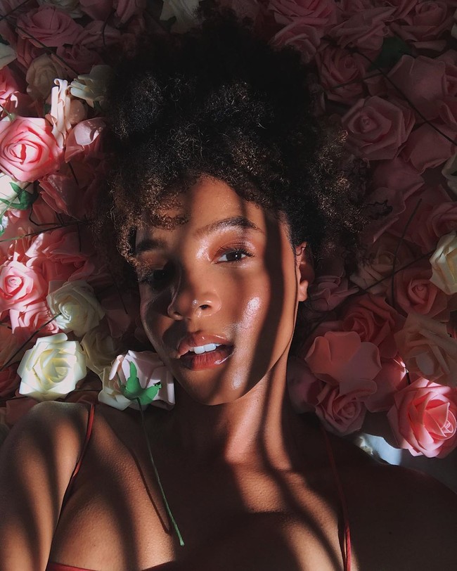 Demi branding dan like, banyak selebgram berusaha maksimal untuk mendapatkan foto yang cantik. Tak sedikit yang menggunakan berbagai properti atau pergi ke tempat menarik. Tapi usaha kebanyakan dari mereka masih kalah dengan Kihmberlie yang foto endorse-nya jadi viral. Foto: Instagram @kihmberlie