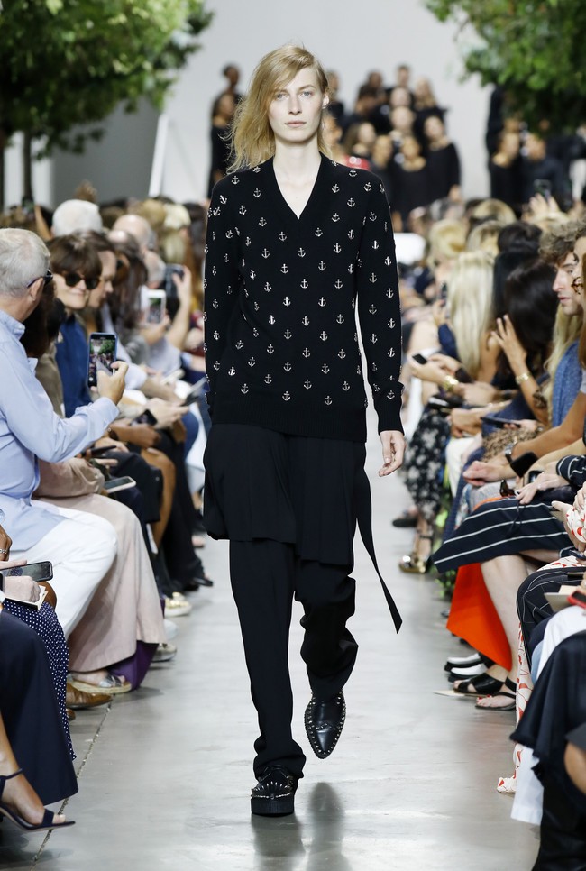 Michael Kors menampilkan koleksi busana yang terinspirasi dari gaya klasik orang Amerika di era 40-an. Fashion show untuk New York Fashion Week Spring 2020 digelar di Brooklyn Navy Yard, Manhattan, New York. Rabu (11/09/2019). Photo by JP Yim/Getty Images.