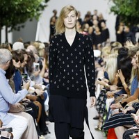 Michael Kors menampilkan koleksi busana yang terinspirasi dari gaya klasik orang Amerika di era 40-an. Fashion show untuk New York Fashion Week Spring 2020 digelar di Brooklyn Navy Yard, Manhattan, New York. Rabu (11/09/2019). Photo by JP Yim/Getty Images.