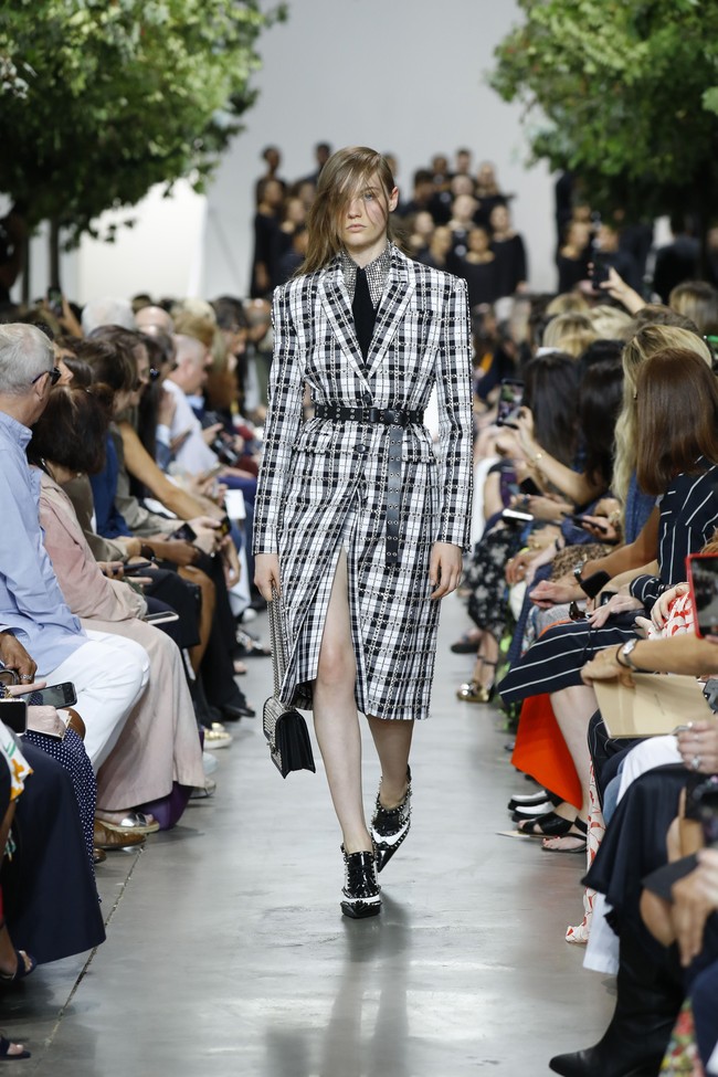 Michael Kors menampilkan koleksi busana yang terinspirasi dari gaya klasik orang Amerika di era 40-an. Fashion show untuk New York Fashion Week Spring 2020 digelar di Brooklyn Navy Yard, Manhattan, New York. Rabu (11/09/2019). Photo by JP Yim/Getty Images.
