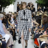 Michael Kors menampilkan koleksi busana yang terinspirasi dari gaya klasik orang Amerika di era 40-an. Fashion show untuk New York Fashion Week Spring 2020 digelar di Brooklyn Navy Yard, Manhattan, New York. Rabu (11/09/2019). Photo by JP Yim/Getty Images.