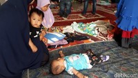 Enda juga menjelaskan mereka yang mengungsi sebagian besar berasal dari Pekanbaru. Sebagian pengungsi juga dari kalangan lansia. Mereka mengungsi ke posko karena merasa lebih nyaman tidak terpapar asap.