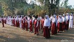 Tak Punya Lapangan, Siswa SD Ini Upacara di Kebun Bambu