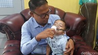 Posko kesehatan ini, menurut Enda, dibuka 24 jam. Warga yang datang ke posko mendapat pelayanan cek kesehatan, ruang inap AC, obat-obatan, dan ruang pemurni oksigen.