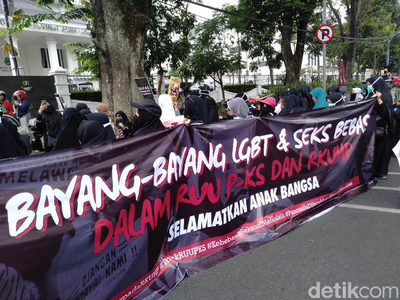 Massa Demo di Bandung: RUU PKS Tak Tepat Diterapkan di Indonesia Massa Demo di Bandung: RUU PKS Tak Tepat Diterapkan di Indonesia