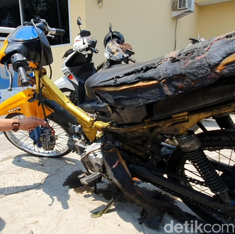 Cerita Warga Saat Pemuda Cianjur Bakar Motor Gegara Ditilang Polisi Cerita Warga Saat Pemuda Cianjur Bakar Motor Gegara Ditilang Polisi