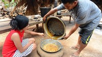 Pada panci terakhir, air nira yang mulai mengental dituang ke dalam wajan yang sudah ditaburi bahan pengembang kue baking soda.