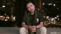 Pria lulusan ISBI Bandung itu memiliki keunikan yang membuat para netizen penasaran.
