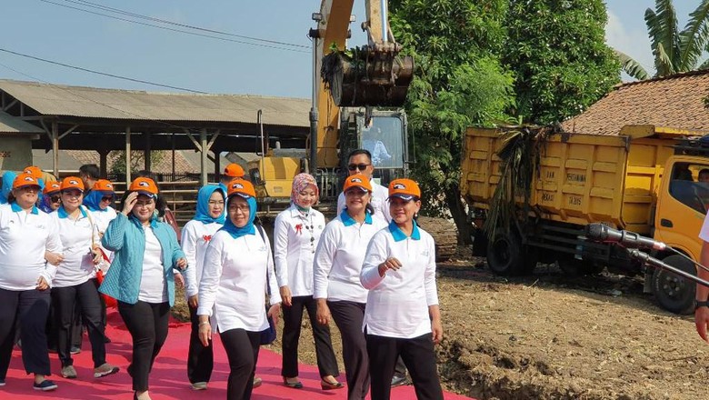 Canangkan Gerakan Indonesia Bersih, Iriana Singgung Sampah di Kali Bahagia Canangkan Gerakan Indonesia Bersih, Iriana Singgung Sampah di Kali Bahagia