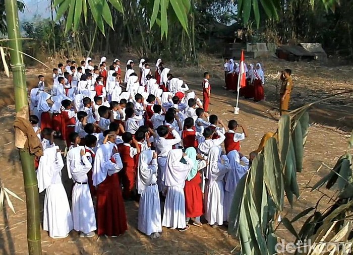 Siswa SDN Tanjung Biru, Kecamatan Majalaya di Kabupaten Bandung, mengikuti upacara bendera di kebun bambu. Pasalnya, sekolah mereka tak punya lapangan sendiri.