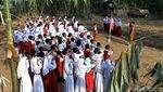 Tak Punya Lapangan, Siswa SD Ini Upacara di Kebun Bambu