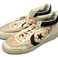 Selain dengan Nike Air, Michael Jordan juga berkolaborasi dengan Converse. Dan sepatu kolaborasinya dengan Converse ini adalah salah satu yang termahal di dunia. Sepatu Michael Jordan Converse Fastbreak yang pernah dipakai sang atlet saat pertandingan Olimpiade ini terjual dalam sebuah lelang dengan harga US$ 190.373 atau sekitar Rp 2,7 M. Fantastis! Foto: Istimewa