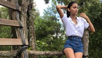 Tak hanya di luar negeri, Laras juga suka traveling di dalam negeri. Ini saat dia liburan ke Puncak Hutan Pinus di yogyakarta (@larasekar/Instagram)