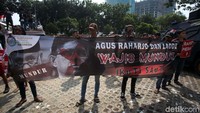 Mereka juga meminta wadah pegawai KPK dibubarkan serta menuntut agar ketua KPK Agus Rahadjo dan Laode mundur.