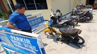 Motor tersebut disita dan disimpan di area parkir Mapolsek Ciranjang.