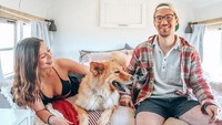 Pasangan ini pun mulai hidup di jalanan. Rumah mereka dijual. Berturut-turut, mereka traveling dari Wisconsin hingga ke Arizona, lalu ke Tennessee dan Puerto Rico. (Instagram/@tioaventurabus)