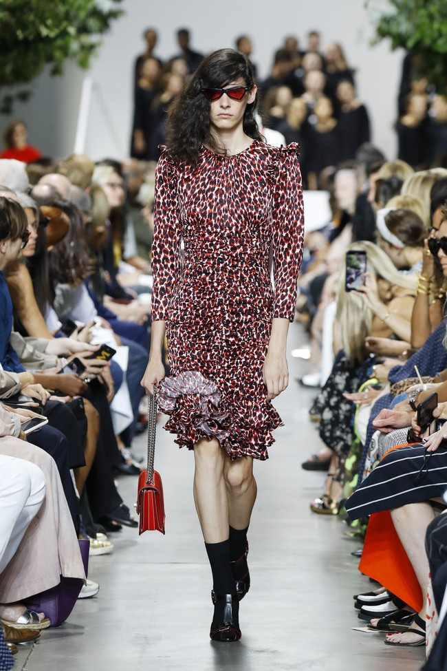 Michael Kors menampilkan koleksi busana yang terinspirasi dari gaya klasik orang Amerika di era 40-an. Fashion show untuk New York Fashion Week Spring 2020 digelar di Brooklyn Navy Yard, Manhattan, New York. Rabu (11/09/2019). Photo by JP Yim/Getty Images.