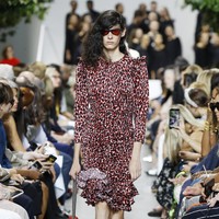 Michael Kors menampilkan koleksi busana yang terinspirasi dari gaya klasik orang Amerika di era 40-an. Fashion show untuk New York Fashion Week Spring 2020 digelar di Brooklyn Navy Yard, Manhattan, New York. Rabu (11/09/2019). Photo by JP Yim/Getty Images.
