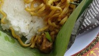 Meski cuman tempe berbumbu dipotong besar, mie goreng dan sedikit dadar telur tetapi rasanya sedap. Pas buat sarapan.  Foto : Instagram @meillyadwiyanti