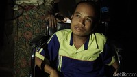 Salah satu orang yang menerima manfaat adalah Tolib. Selama 20 tahun, ia mengalami sakit tulang rapuh, atau secara medis di kenal dengan nama Osteogenesis Imperfecta. Penyakit ini makin lama membuat kaki Tolib makin lemah dan mengecil. (Foto: Adelia Putri/detikHealth)