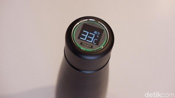 Cukup sentuh dua kali pada bagian layar LCD untuk menggunakan fitur pengingat. Tumbler akan mengeluarkan bunyi setiap dua jam. Fitur ini dibuat untuk menghindari anda dari dehidrasi karena kurang minum. Foto: Adi Fida Rahman/detikINET