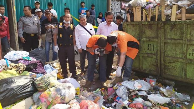 Petugas Temukan Mayat Janin Lelaki di Tempat Sampah Pecinan Bandung