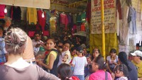 Terakhir di antara para penjual, terdapat banyak pengunjung yang duduk di sana untuk sekedar makan sambil melihat-lihat barang di pasar.  Foto: Istimewa
