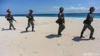 Mereka menyusuri kawasan pantai berpasir putih.