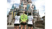 Hannah bersama rekan-rekannya kala bermain di Disneyland Paris (Instagram/hanblundell)