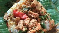 Ponggol atau potongan tempe berbumbu jadi lauk utama sego ponggol ata nasi ponggol khas Tegal. Ditambah urap sayuran yang gurih pedas rasanya makin sedap. Foto : Instagram @nunkrahayu