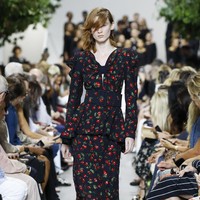 Michael Kors menampilkan koleksi busana yang terinspirasi dari gaya klasik orang Amerika di era 40-an. Fashion show untuk New York Fashion Week Spring 2020 digelar di Brooklyn Navy Yard, Manhattan, New York. Rabu (11/09/2019). Photo by JP Yim/Getty Images.