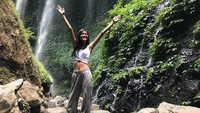 Bromo pun pernah disambangi oleh Laras. Di sana ia mampir ke Air Terjun Madakaripura yang terkenal akan selendang airnya (@larasekar/Instagram)